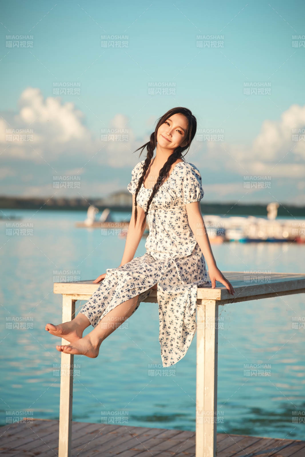 夏日湖畔水边游玩拍照的亚洲美女图片