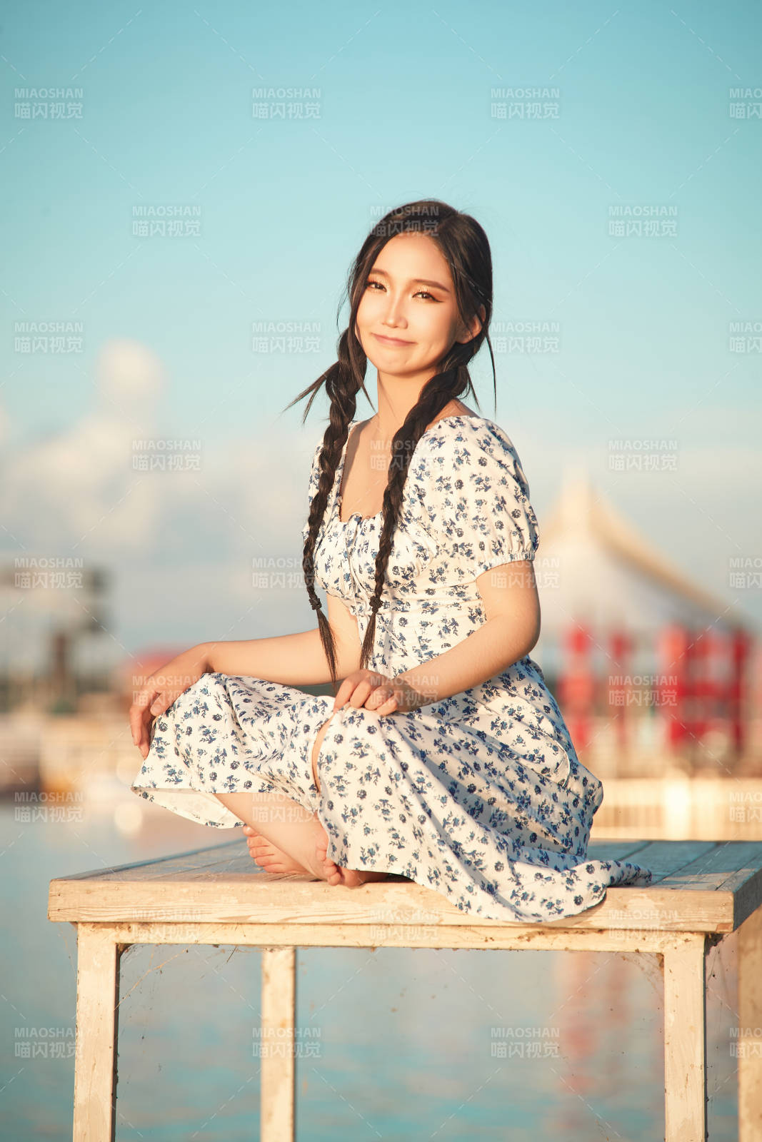 夏日湖畔水边游玩拍照的亚洲美女图片