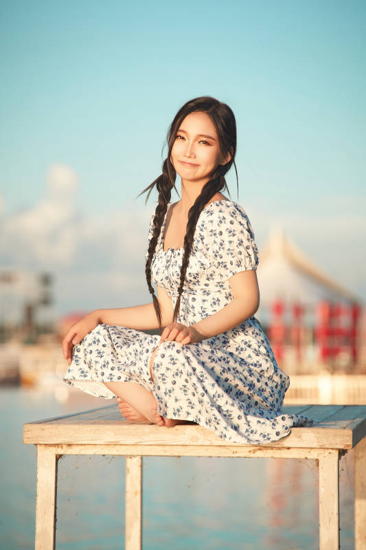 夏日湖畔水边游玩拍照的亚洲美女图片