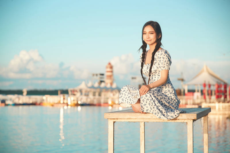 夏日湖畔水边游玩拍照的亚洲美女图片