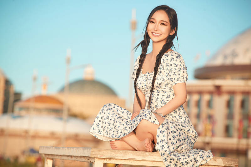 夏日湖畔水边游玩拍照的亚洲美女图片