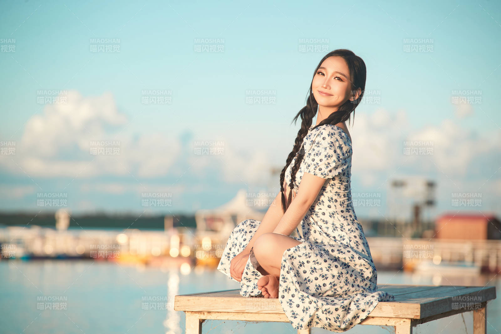 夏日湖畔水边游玩拍照的亚洲美女图片