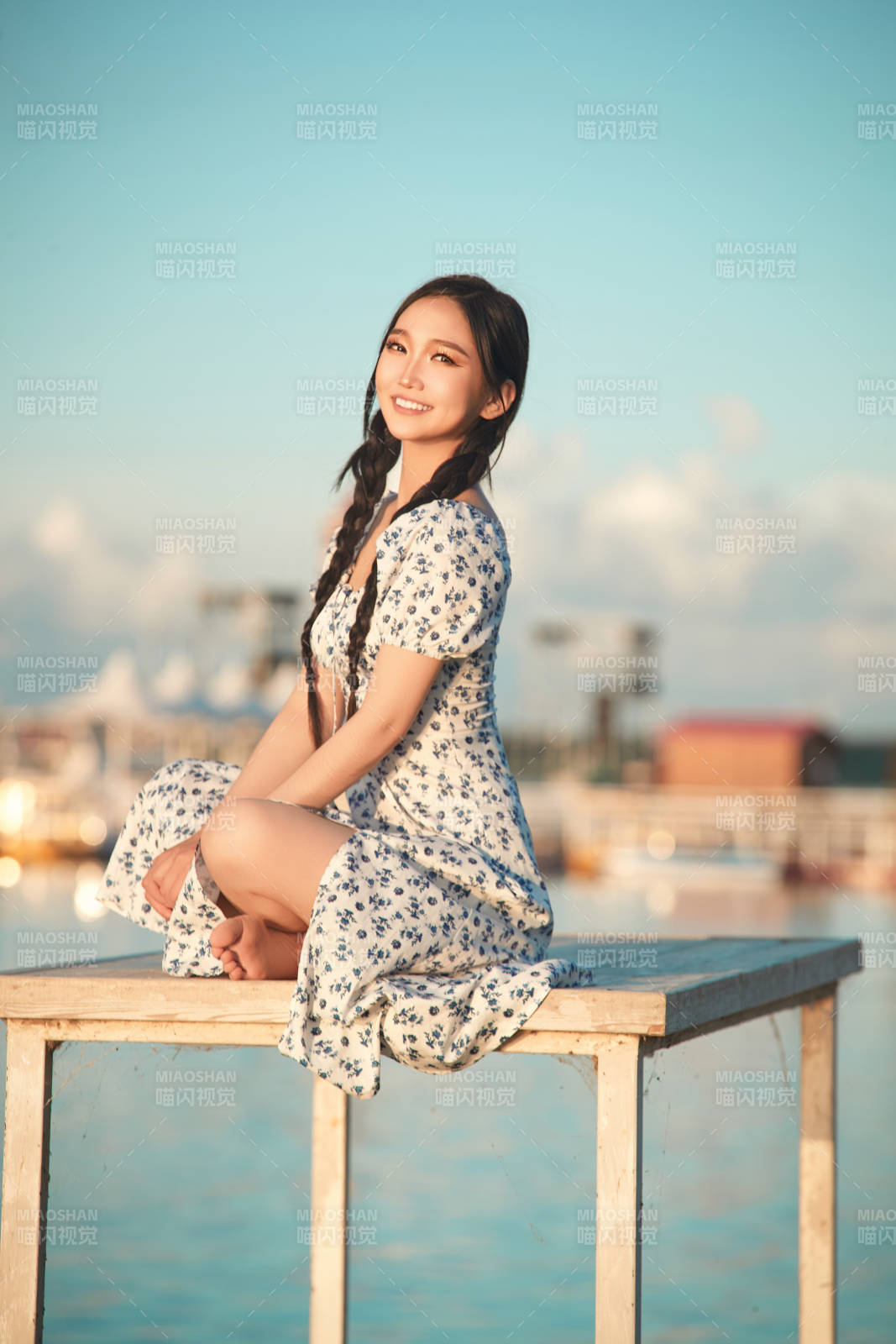 夏日湖畔水边游玩拍照的亚洲美女图片