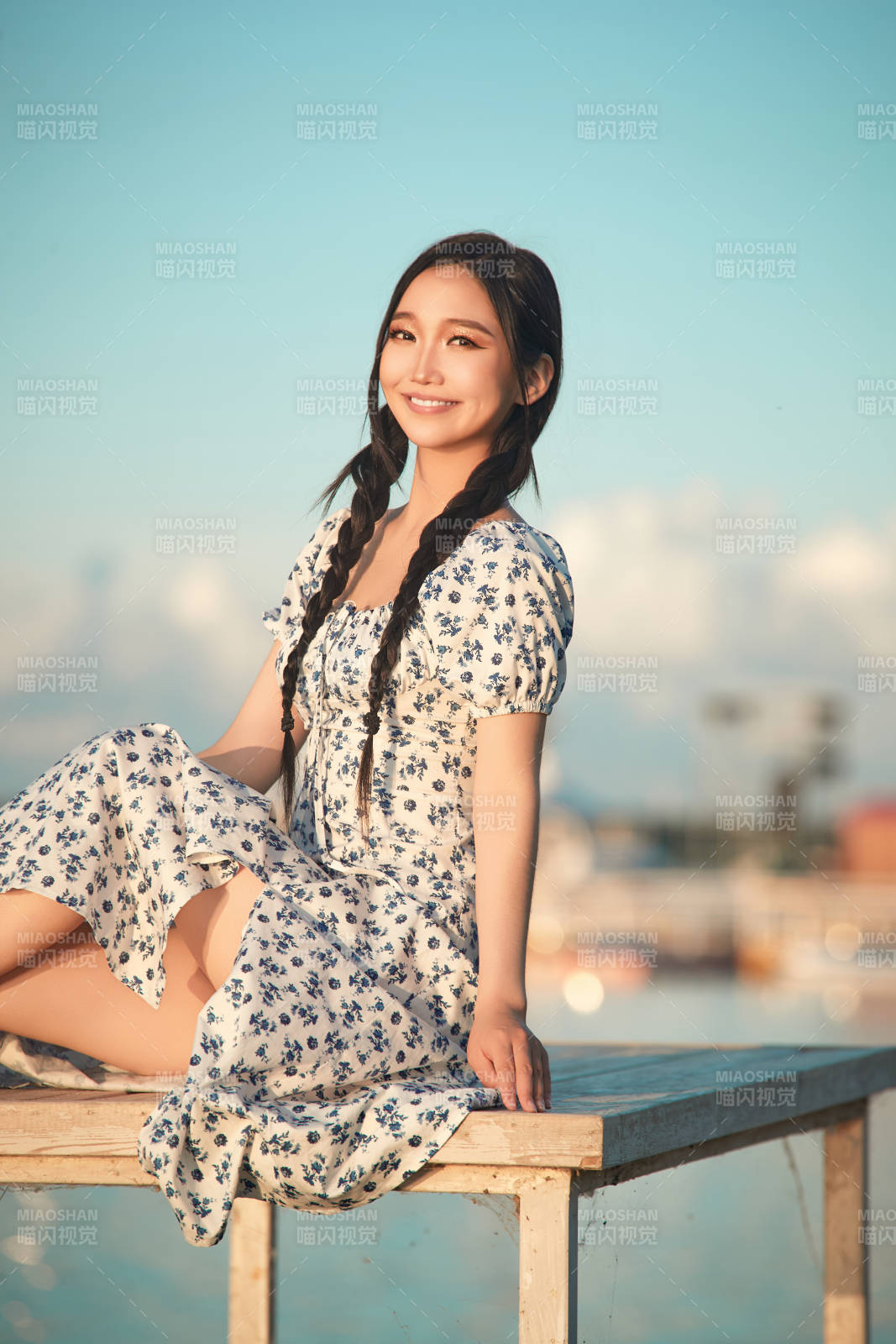 夏日湖畔水边游玩拍照的亚洲美女图片