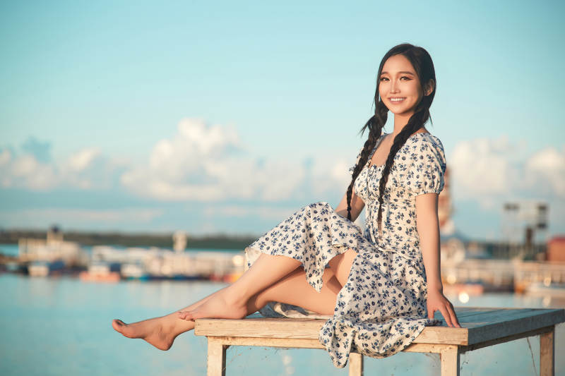 夏日湖畔水边游玩拍照的亚洲美女图片