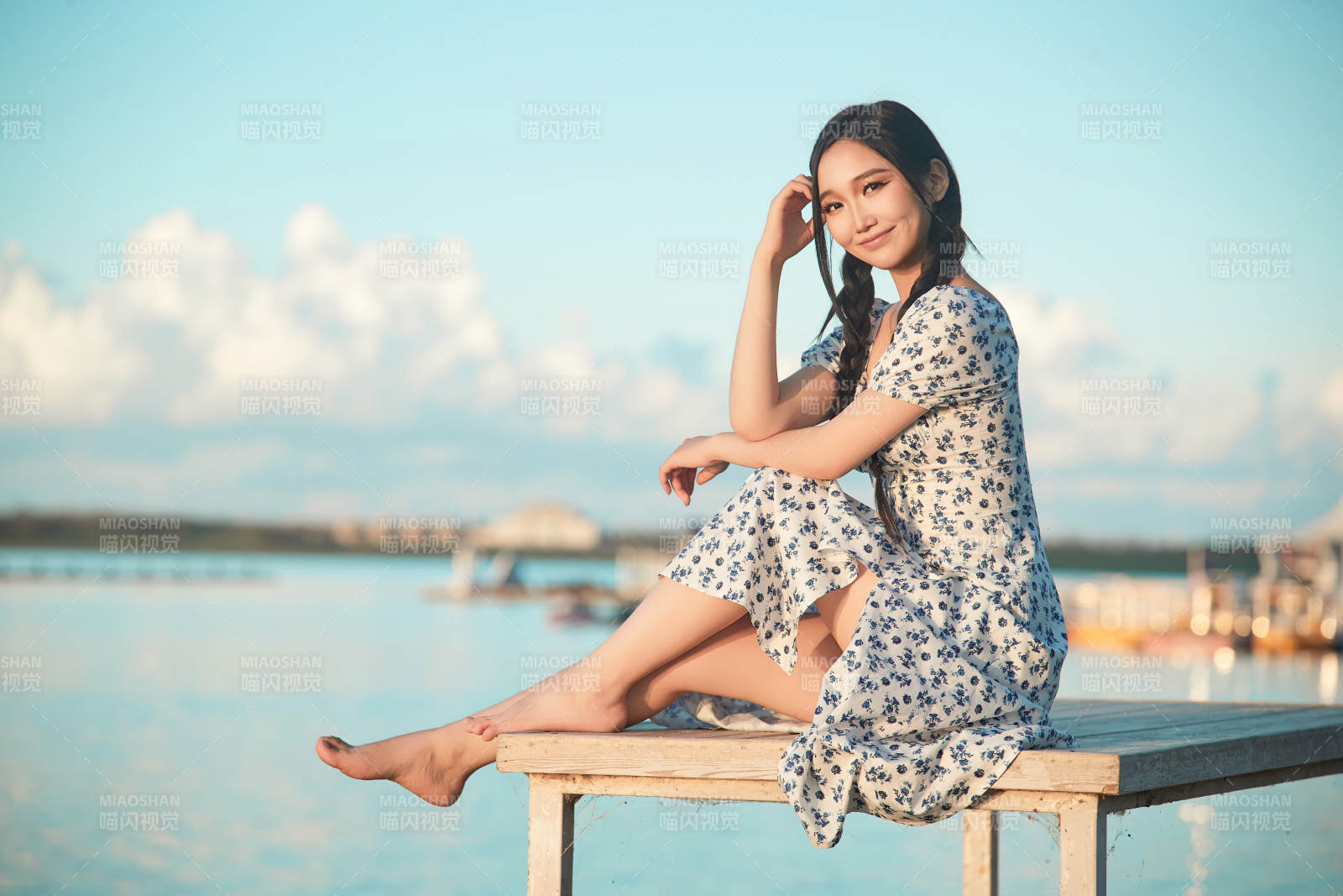 夏日湖畔水边游玩拍照的亚洲美女图片