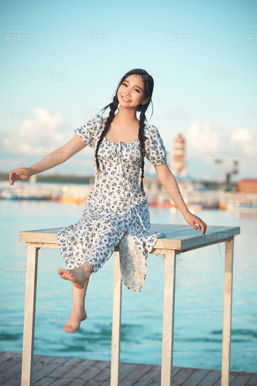 夏日湖畔水边游玩拍照的亚洲美女图片