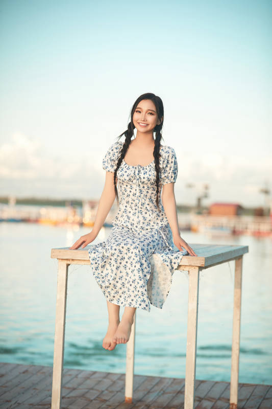 夏日湖畔水边游玩拍照的亚洲美女图片