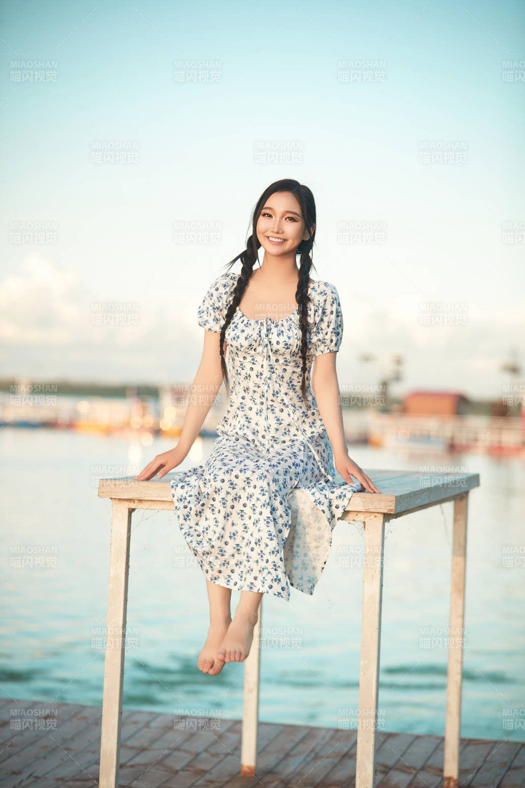 夏日湖畔水边游玩拍照的亚洲美女图片