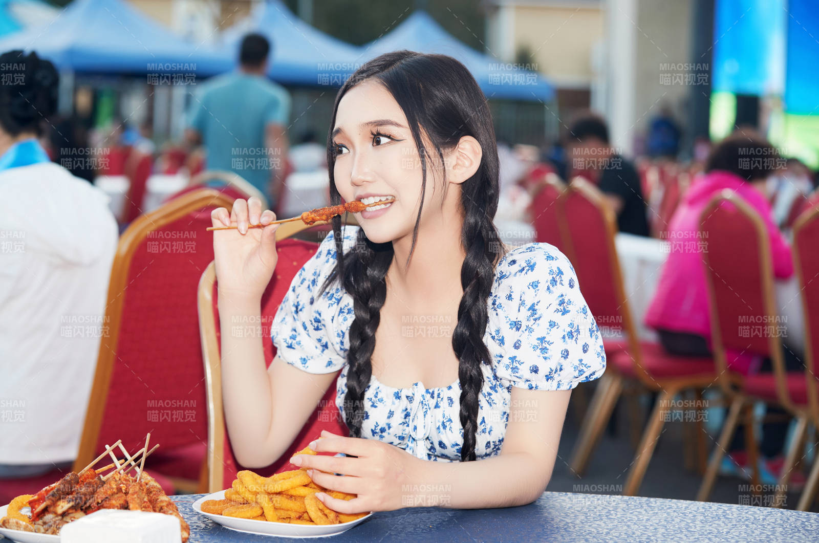 在户外冷餐自助餐会大吃特吃的美女图片