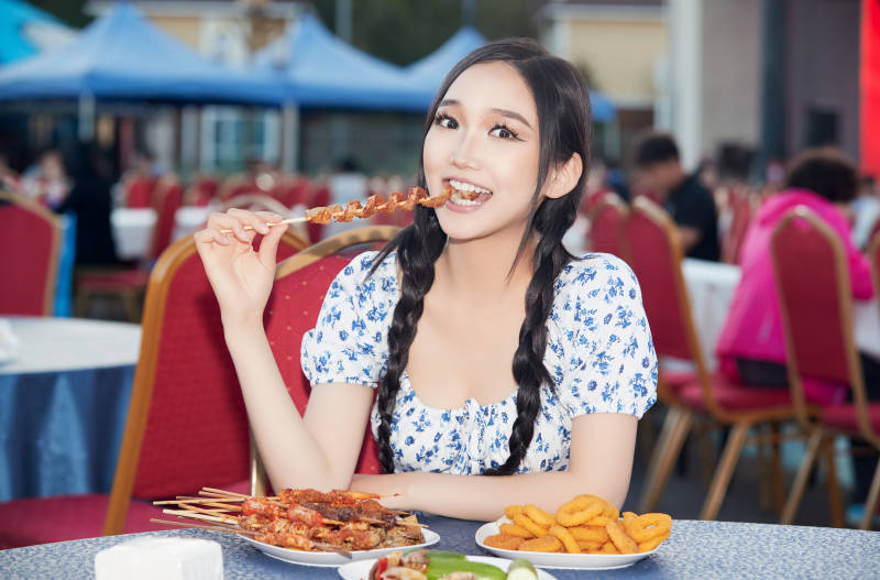 在户外冷餐自助餐会大吃特吃的美女图片