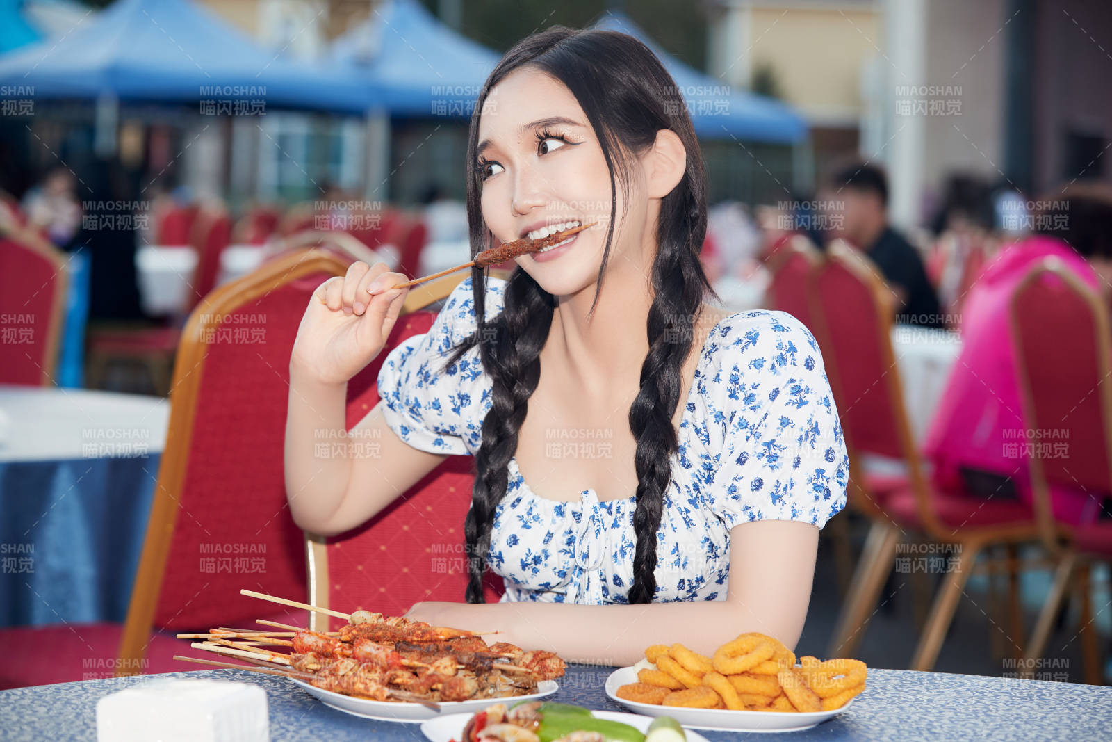 在户外冷餐自助餐会大吃特吃的美女图片