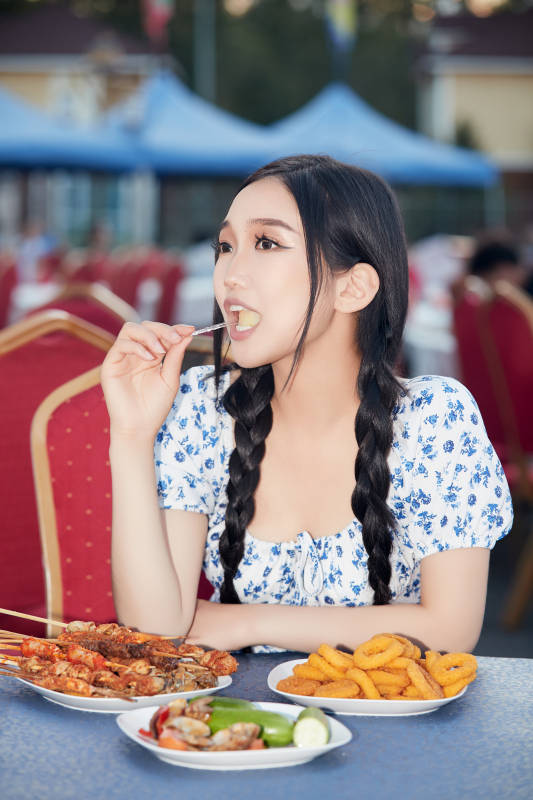 在户外冷餐自助餐会大吃特吃的美女图片