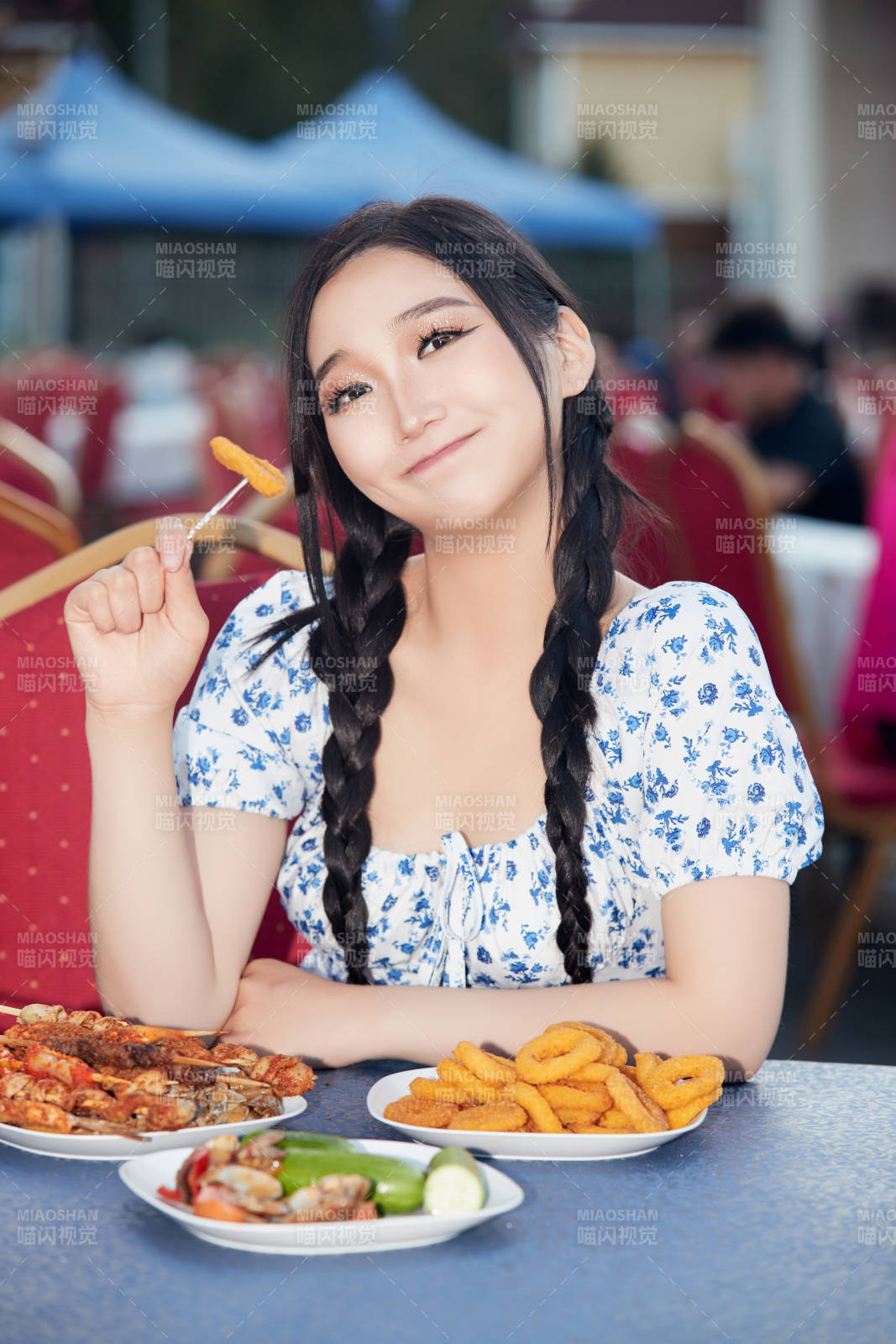 在户外冷餐自助餐会大吃特吃的美女图片