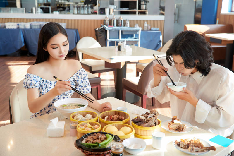 在茶餐厅大吃特吃的东方情侣图片