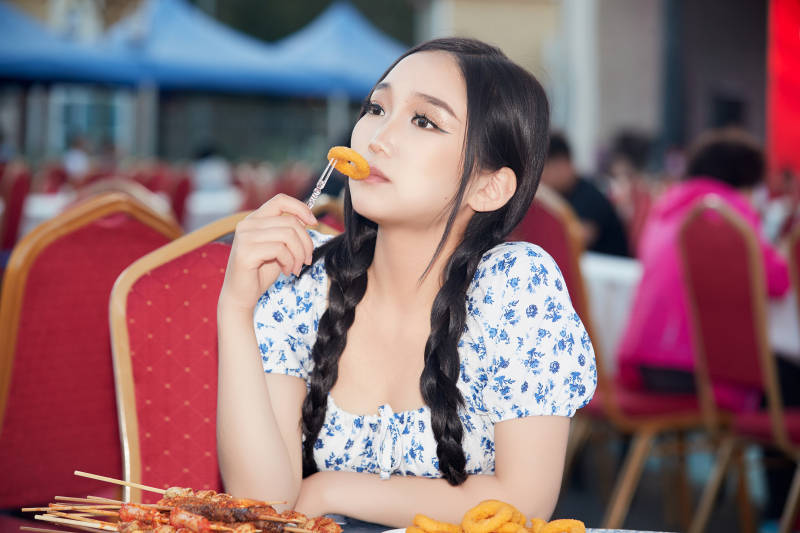 在户外冷餐自助餐会大吃特吃的美女图片