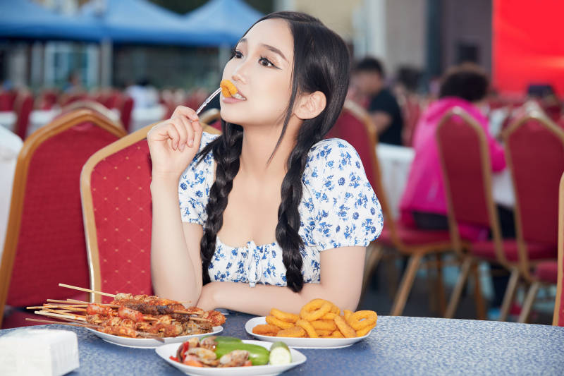 在户外冷餐自助餐会大吃特吃的美女图片