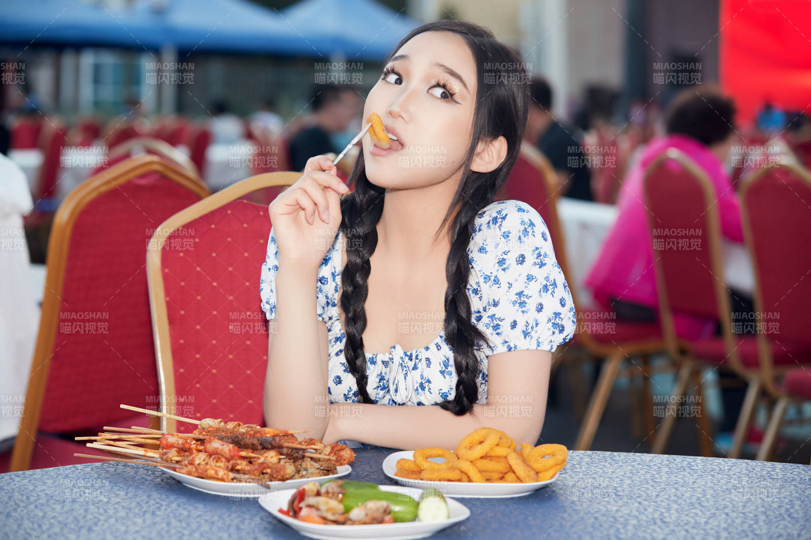 在户外冷餐自助餐会大吃特吃的美女图片