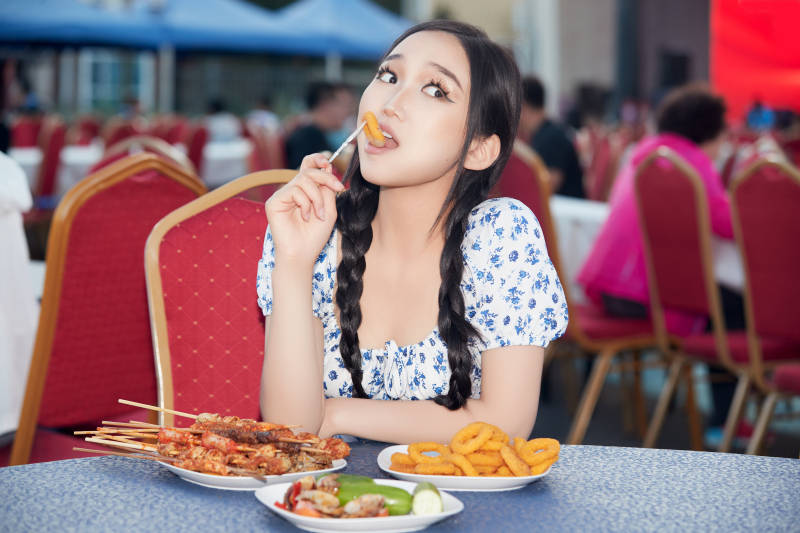 在户外冷餐自助餐会大吃特吃的美女图片