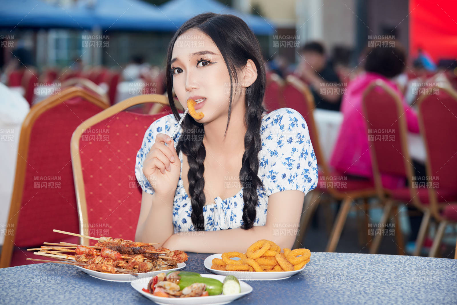 在户外冷餐自助餐会大吃特吃的美女图片