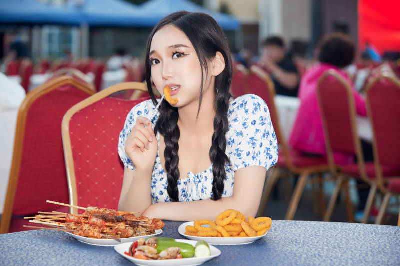 在户外冷餐自助餐会大吃特吃的美女图片