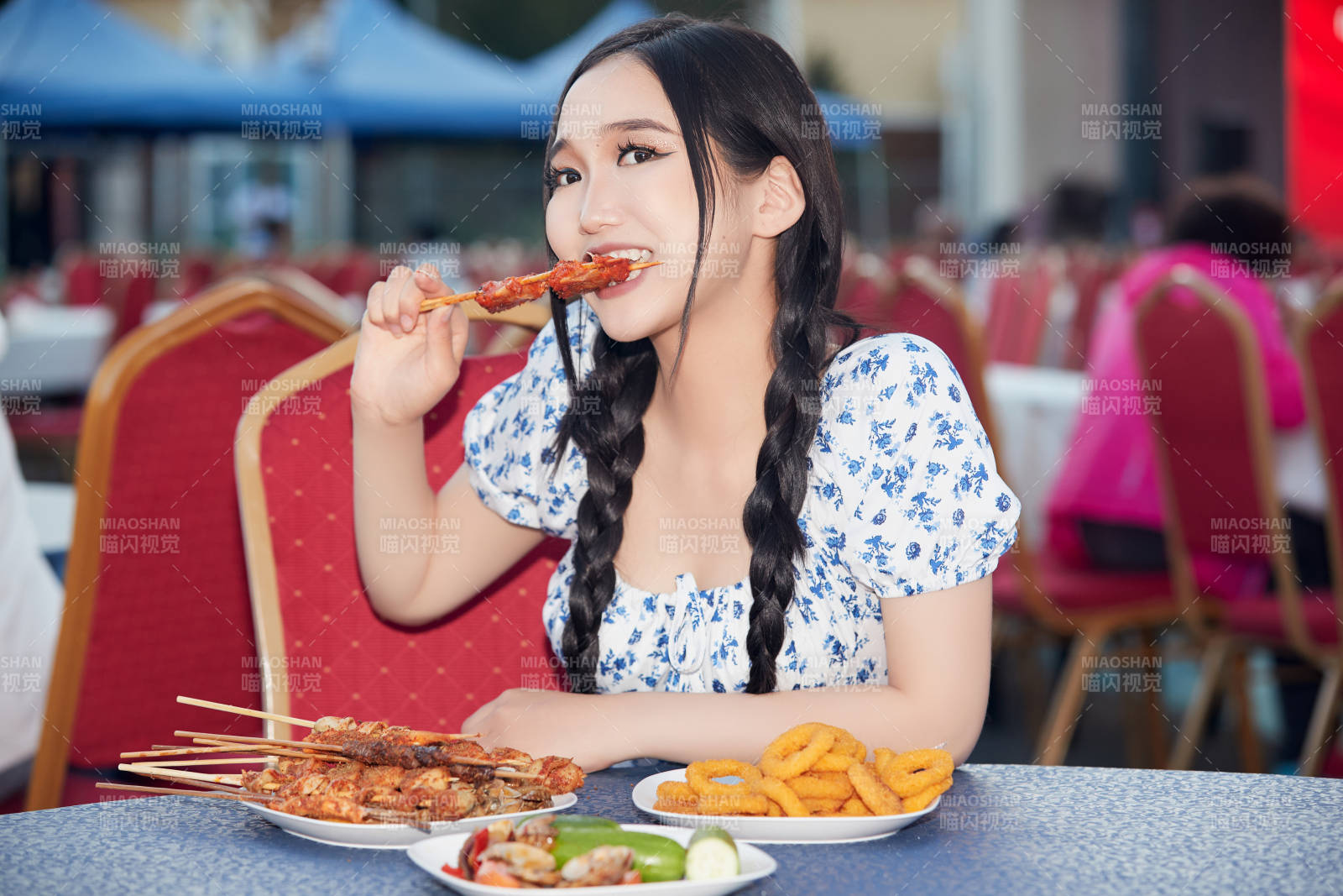 在户外冷餐自助餐会大吃特吃的美女图片