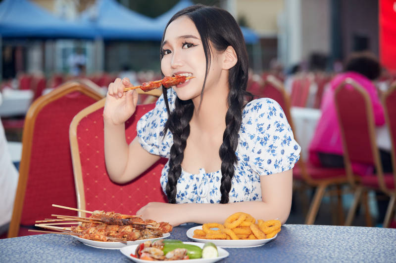 在户外冷餐自助餐会大吃特吃的美女图片