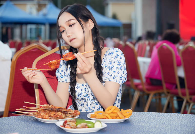 在户外冷餐自助餐会大吃特吃的美女图片