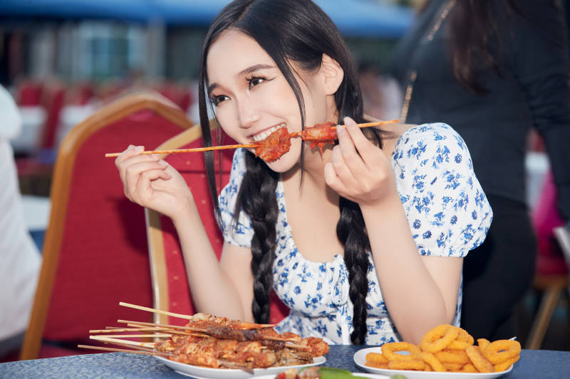 在户外冷餐自助餐会大吃特吃的美女图片