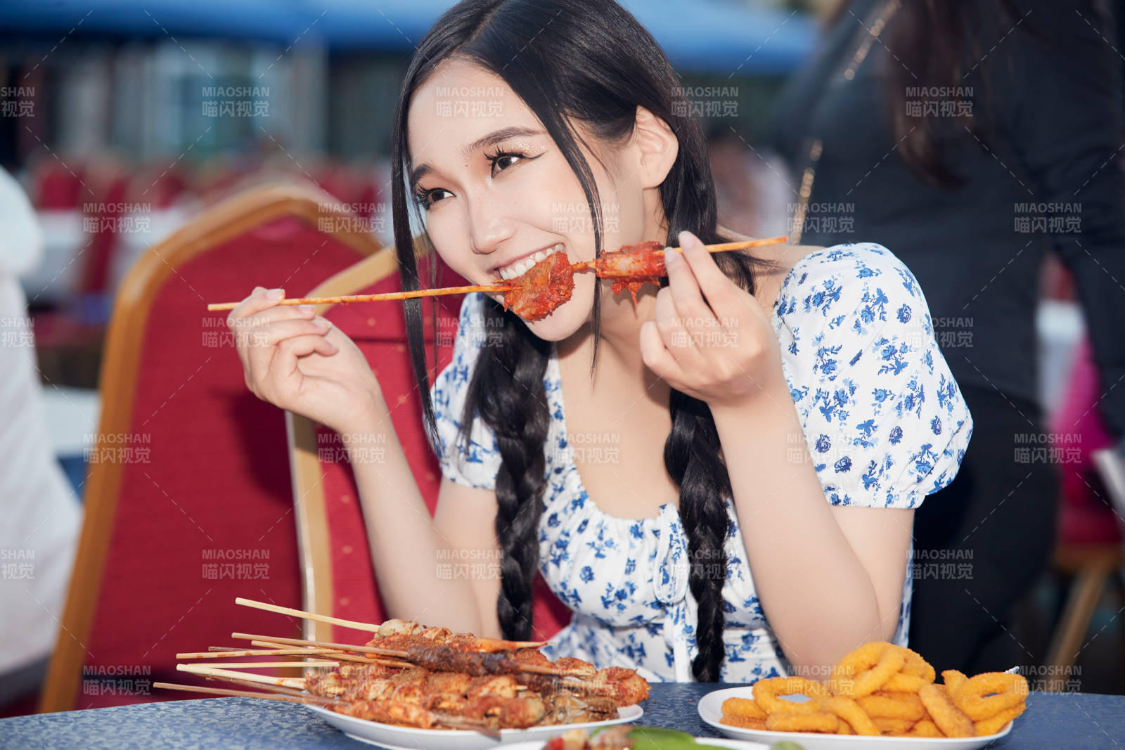 在户外冷餐自助餐会大吃特吃的美女图片