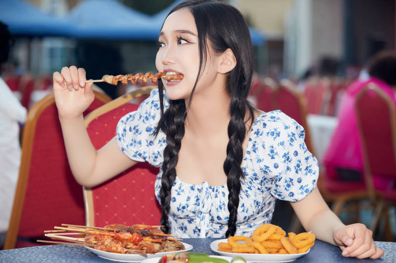 在户外冷餐自助餐会大吃特吃的美女图片