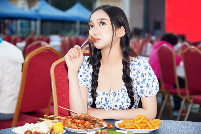 在户外冷餐自助餐会大吃特吃的美女图片