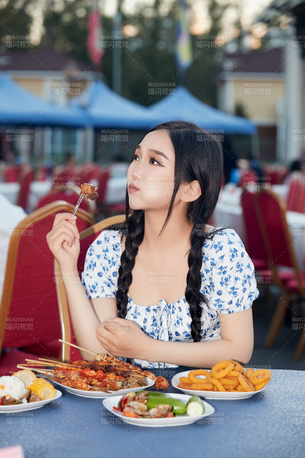 在户外冷餐自助餐会大吃特吃的美女图片