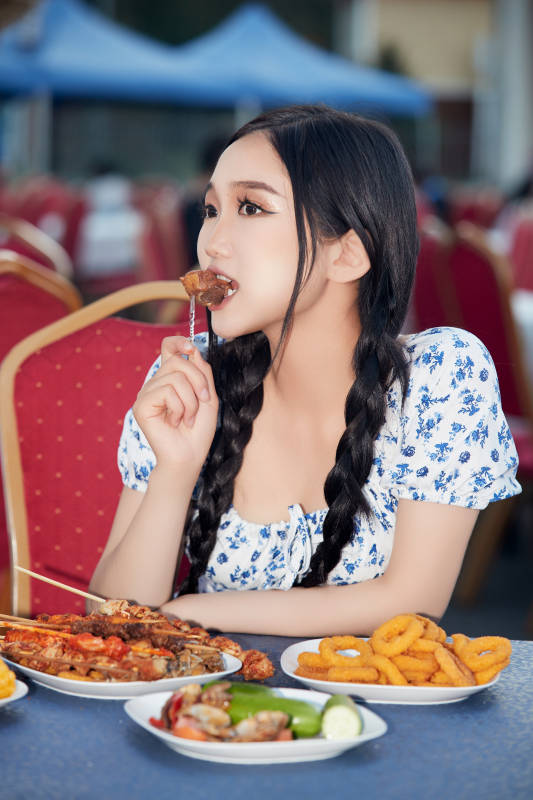 在户外冷餐自助餐会大吃特吃的美女图片