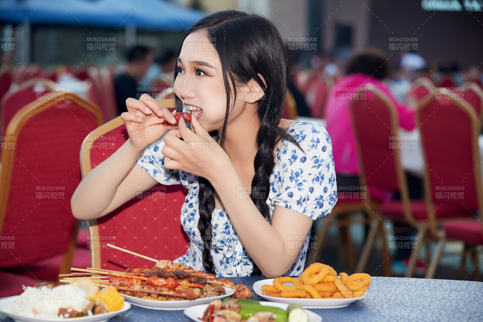 在户外冷餐自助餐会大吃特吃的美女图片