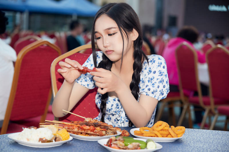 在户外冷餐自助餐会大吃特吃的美女图片