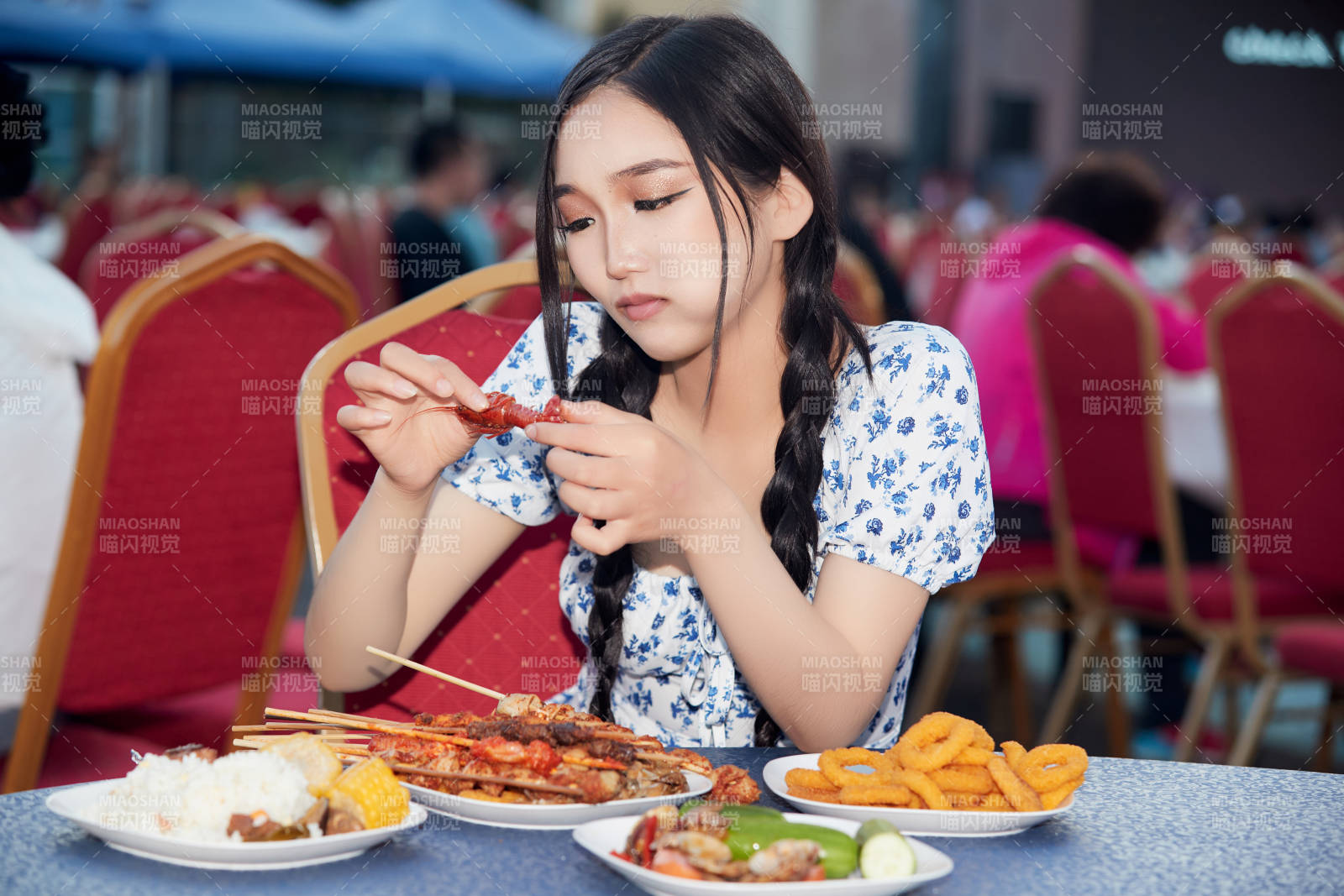 在户外冷餐自助餐会大吃特吃的美女图片