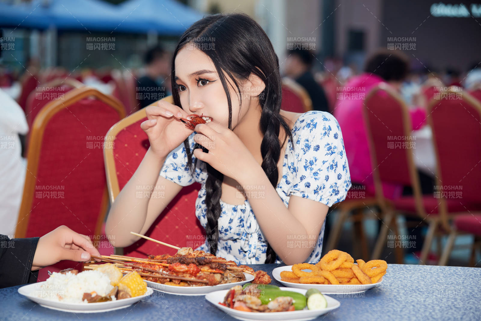 在户外冷餐自助餐会大吃特吃的美女图片