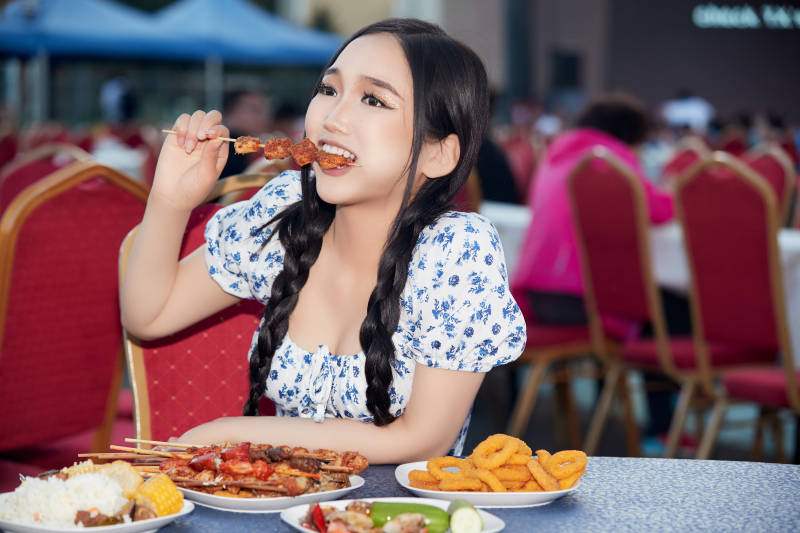 在户外冷餐自助餐会大吃特吃的美女图片