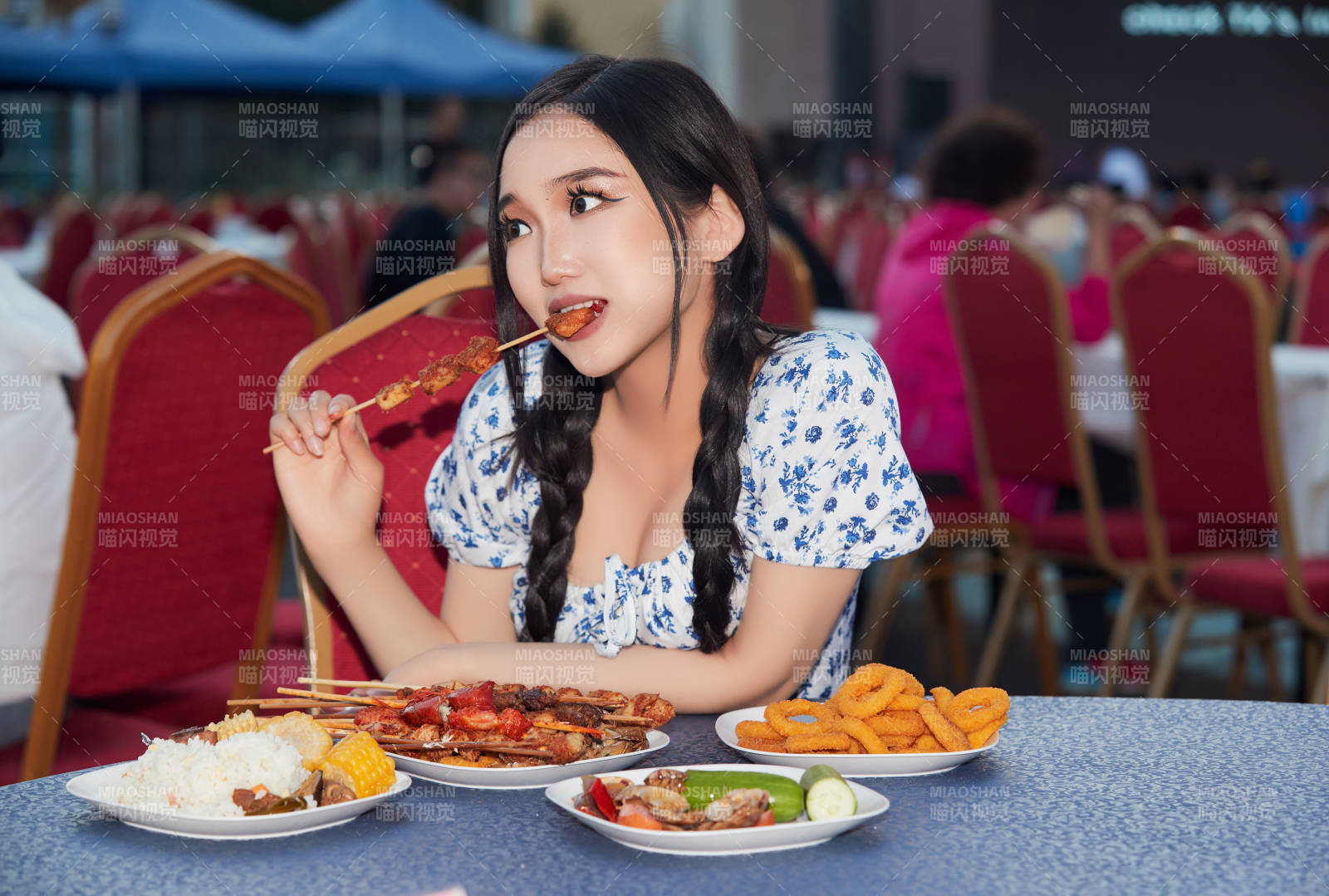 在户外冷餐自助餐会大吃特吃的美女图片