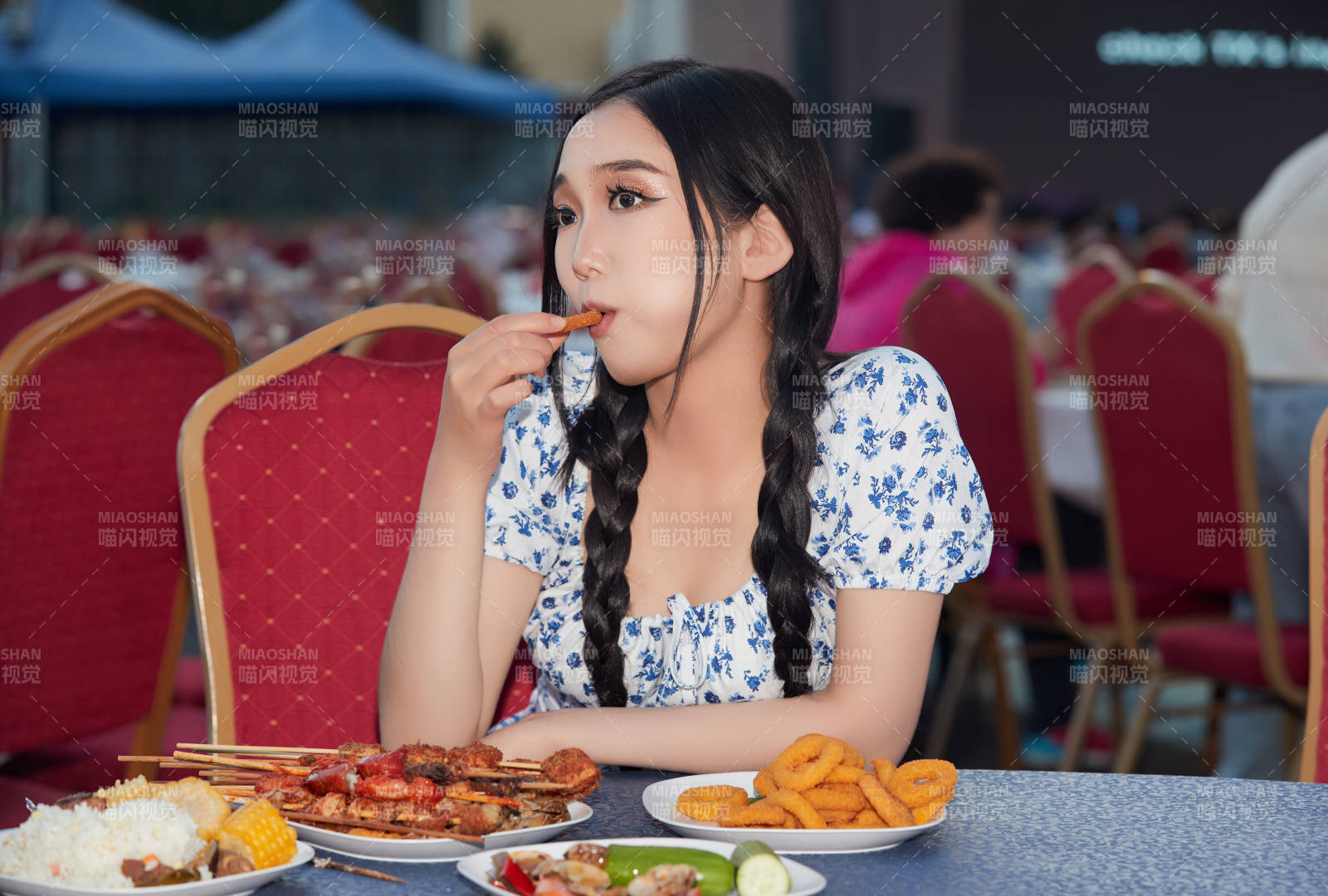 在户外冷餐自助餐会大吃特吃的美女图片