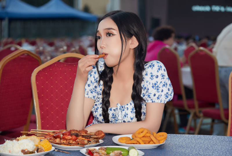 在户外冷餐自助餐会大吃特吃的美女图片