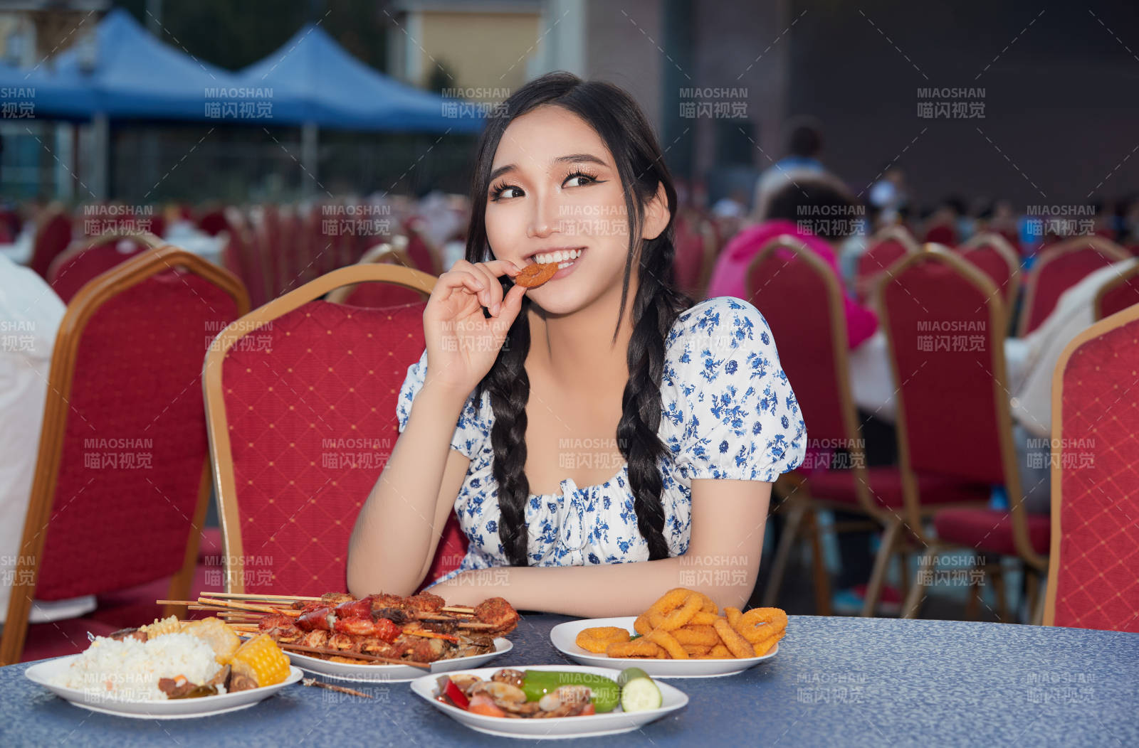 在户外冷餐自助餐会大吃特吃的美女图片