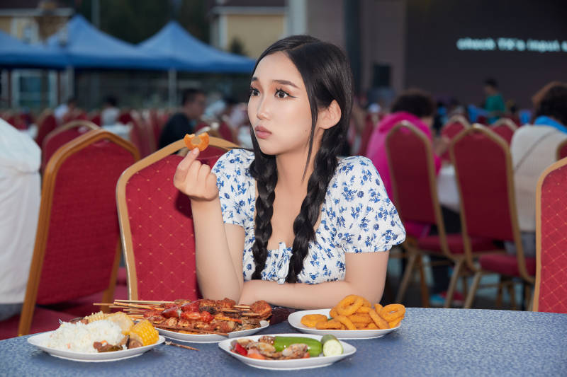 在户外冷餐自助餐会大吃特吃的美女图片