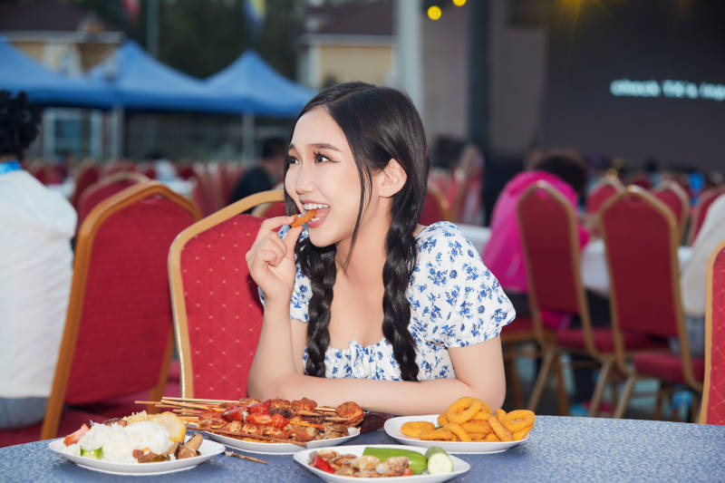 在户外冷餐自助餐会大吃特吃的美女图片