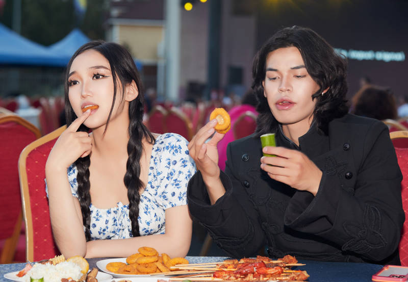 在户外冷餐自助餐会大吃特吃的情侣图片