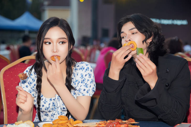 在户外冷餐自助餐会大吃特吃的情侣图片