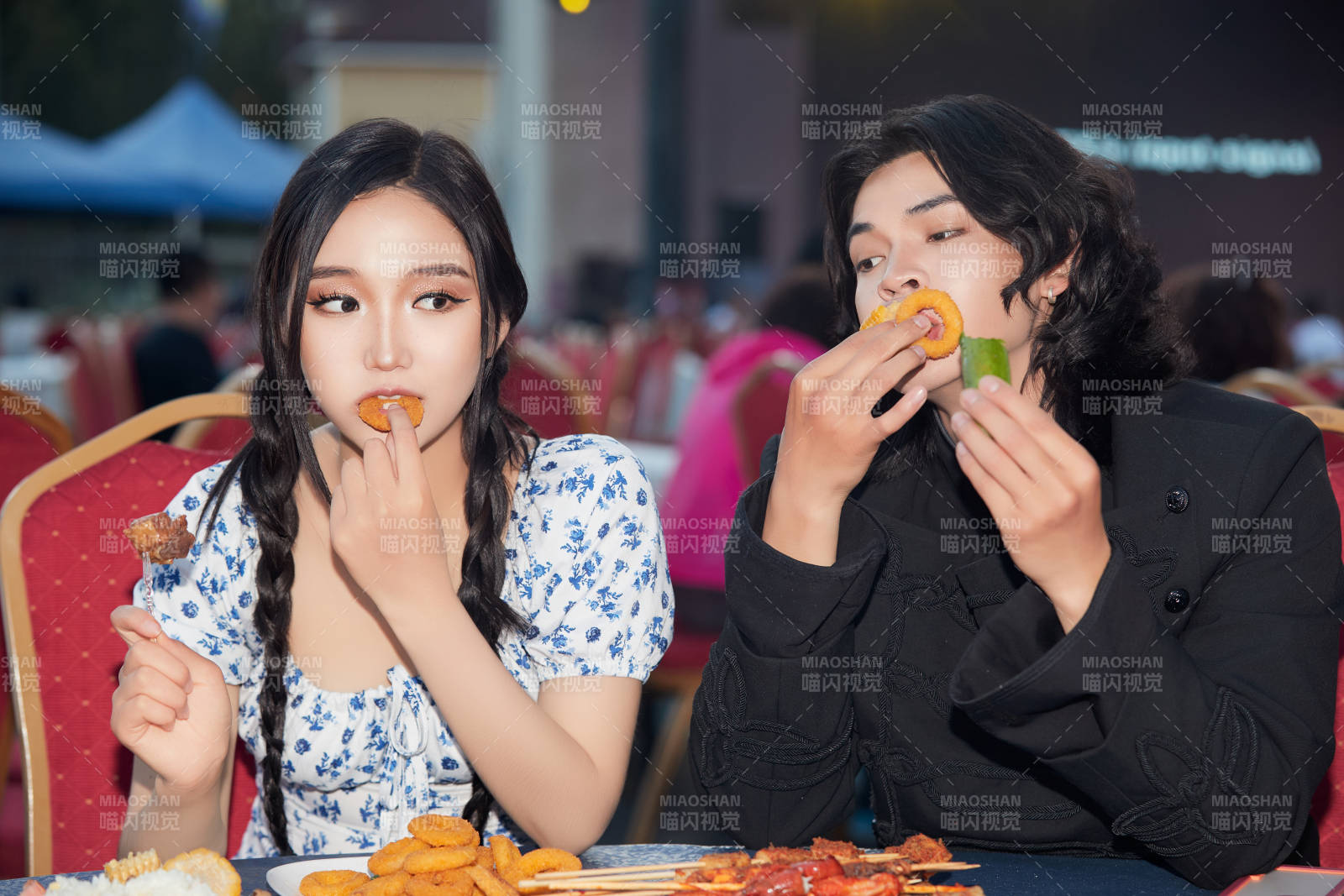 在户外冷餐自助餐会大吃特吃的情侣图片