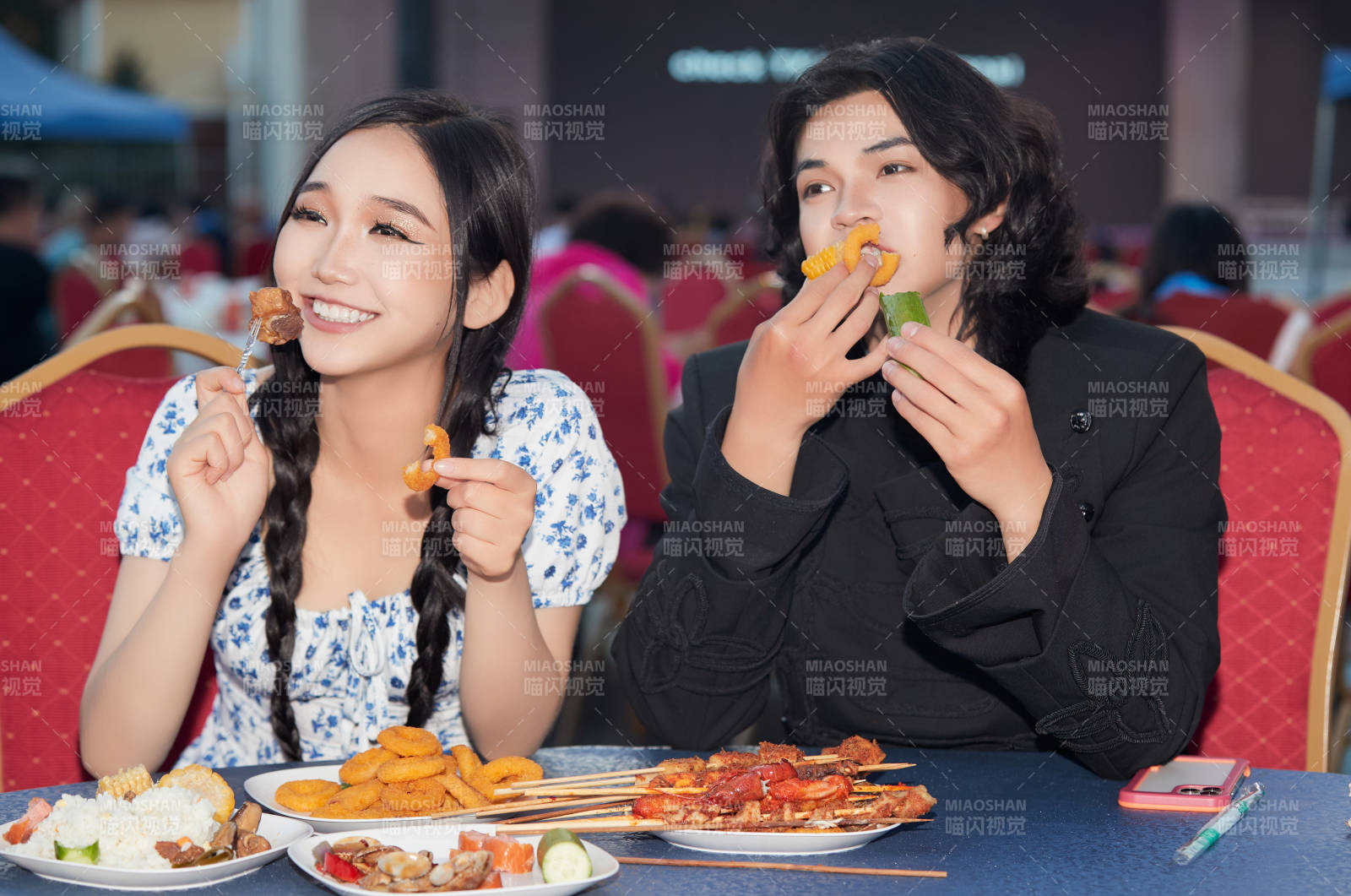 在户外冷餐自助餐会大吃特吃的情侣图片