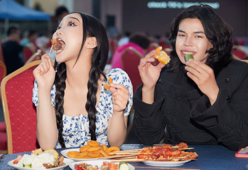 在户外冷餐自助餐会大吃特吃的情侣图片